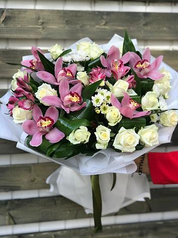 Букет цветов из: Розы и Хризантемы в Белогорье