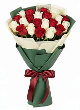Букет Микс из красных и белых роз в Белогорье