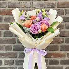 Букет цветов из:  Лизиантусы и Розы в Белогорье