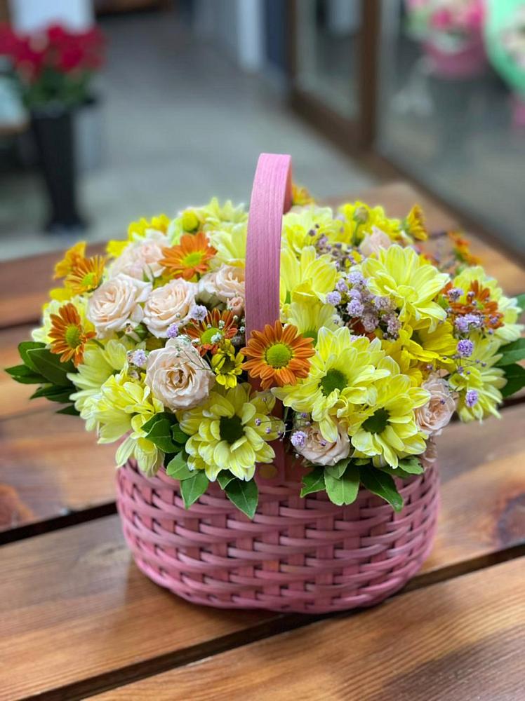 Цветочная композиция из Хризантемы и Розы в корзине в Белогорье