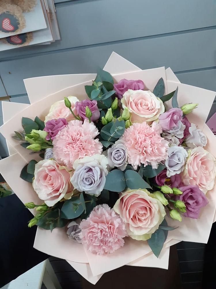 Букет цветов из: Розы, Гвоздики и Лизиантусы в Белогорье