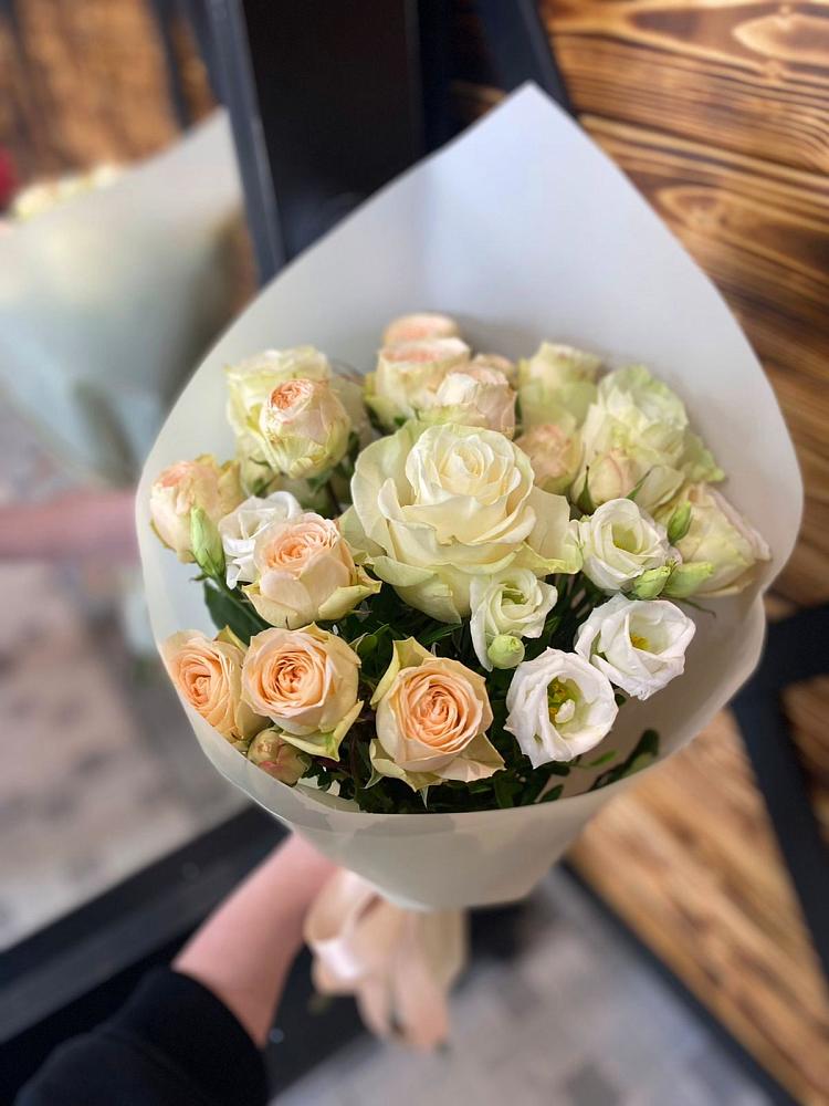 Букет цветов из: Розы и Лизиантусы в Белогорье